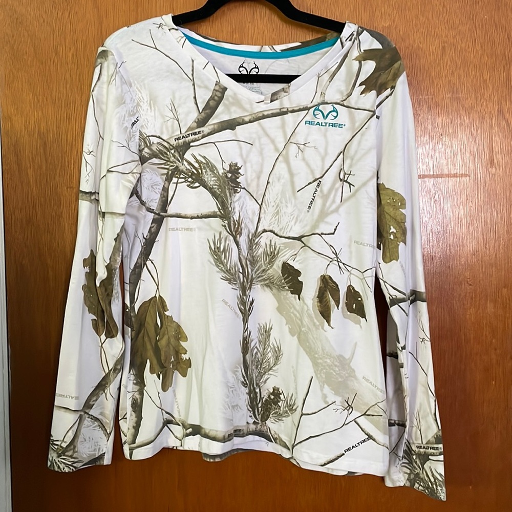 Realtree medium long sleeve shirt. White camo color.